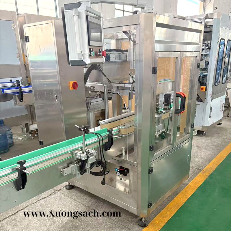 Máy cắt phóng màng co thân chai tự động