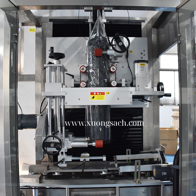 Máy cắt phóng màng co thân chai tự động