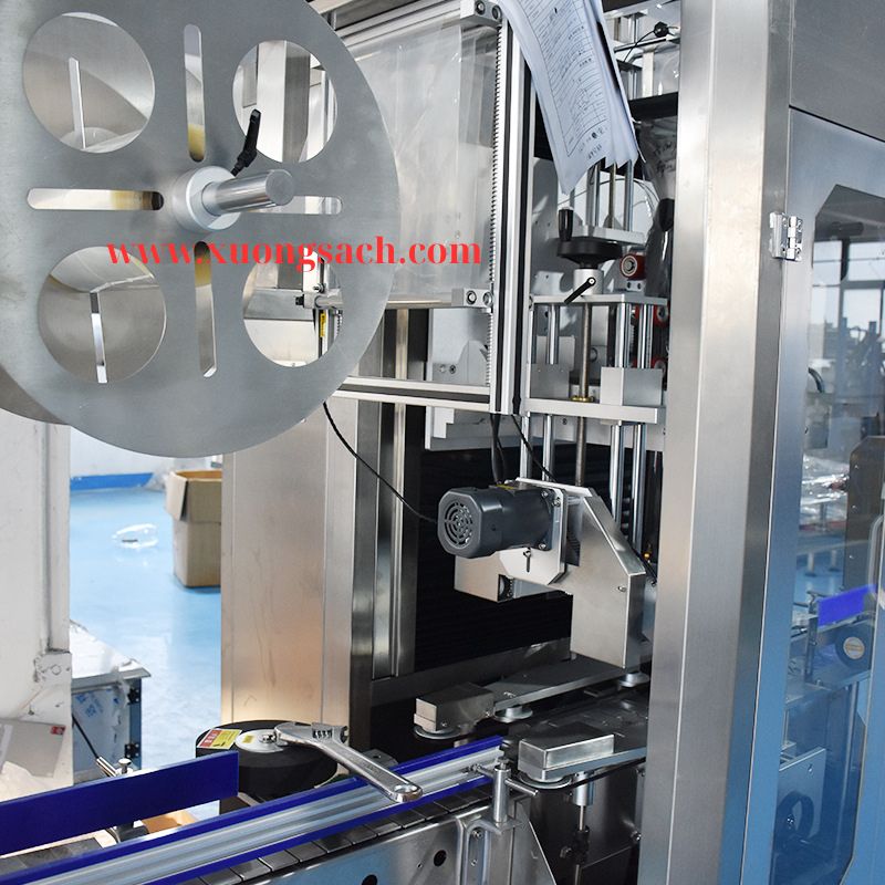 Máy cắt phóng màng co thân chai tự động