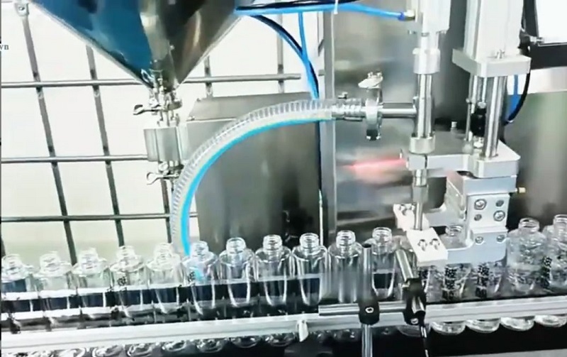 dây chuyền chiết rót và đóng nắp chai pet tự động